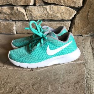 Nike girls’ tanjun running shoes